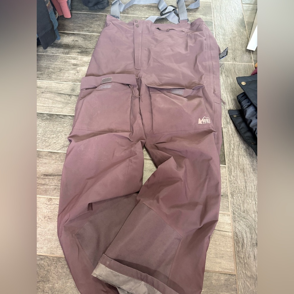 Women’s Gortex REI snowboard pants with bibs. Worn one season.